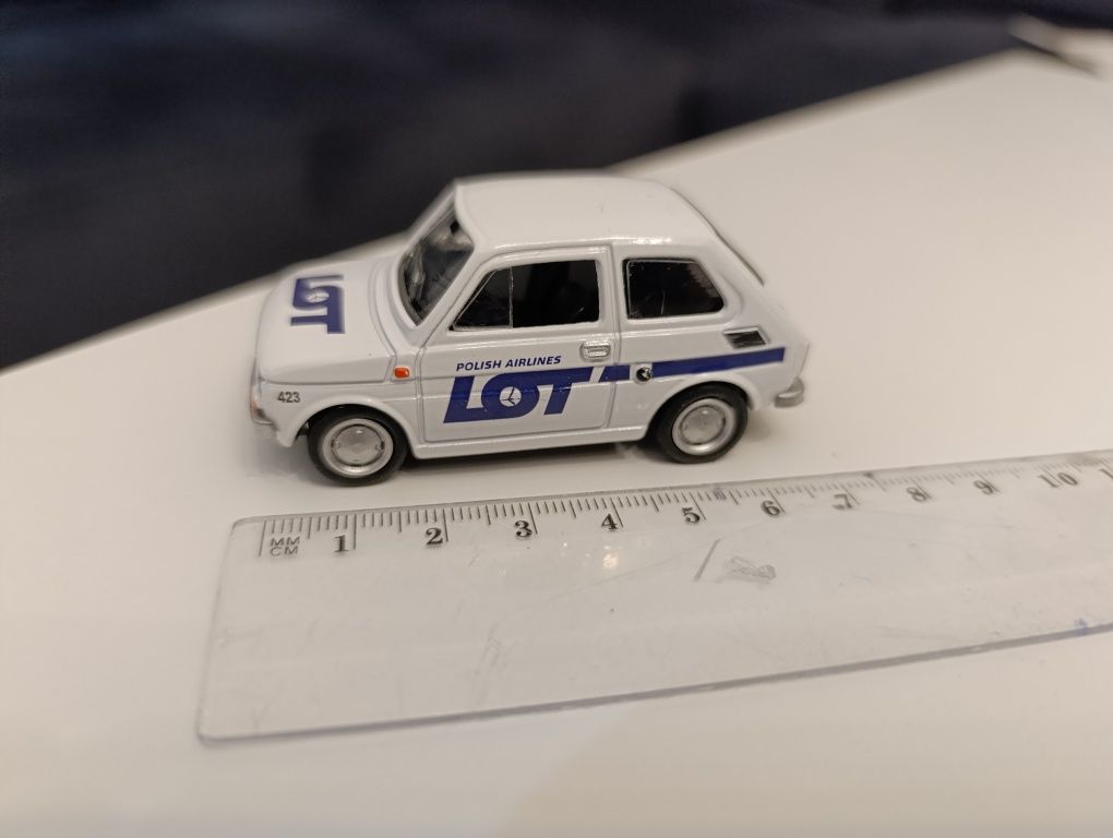 Samochód PRL model Fiat 126p resorak PLL LOT lotniskowy samochód obsłu