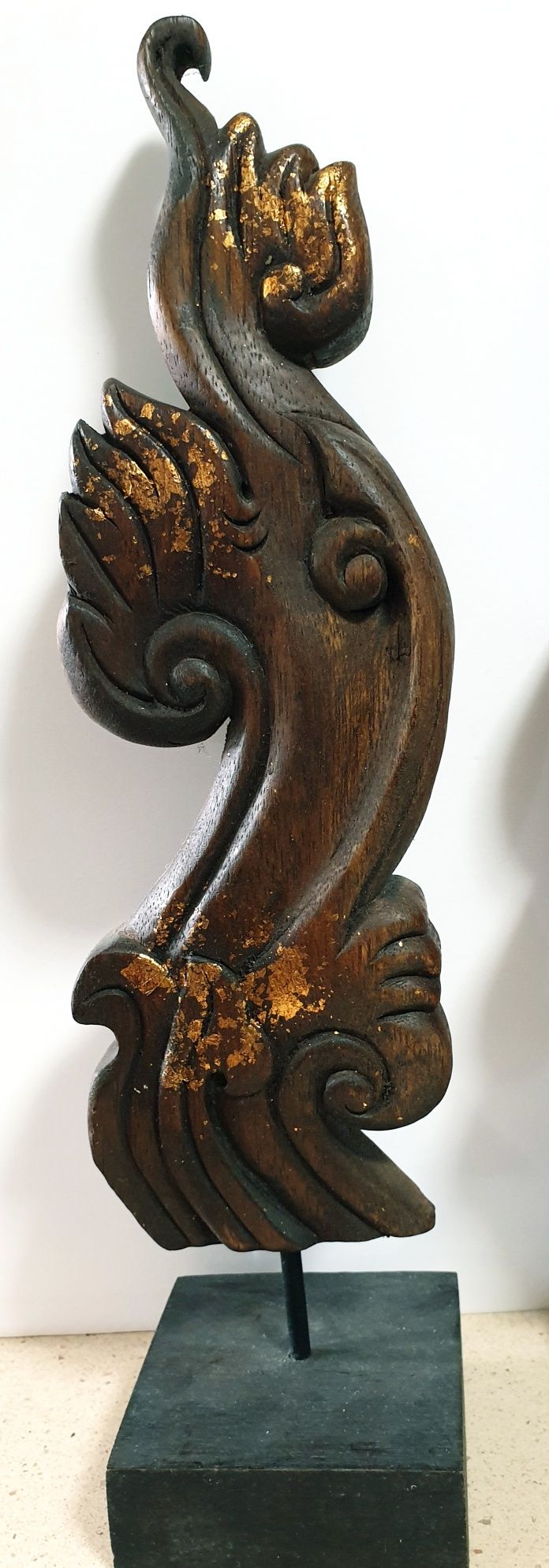 Lindas esculturas asiáticas em madeira esculpida