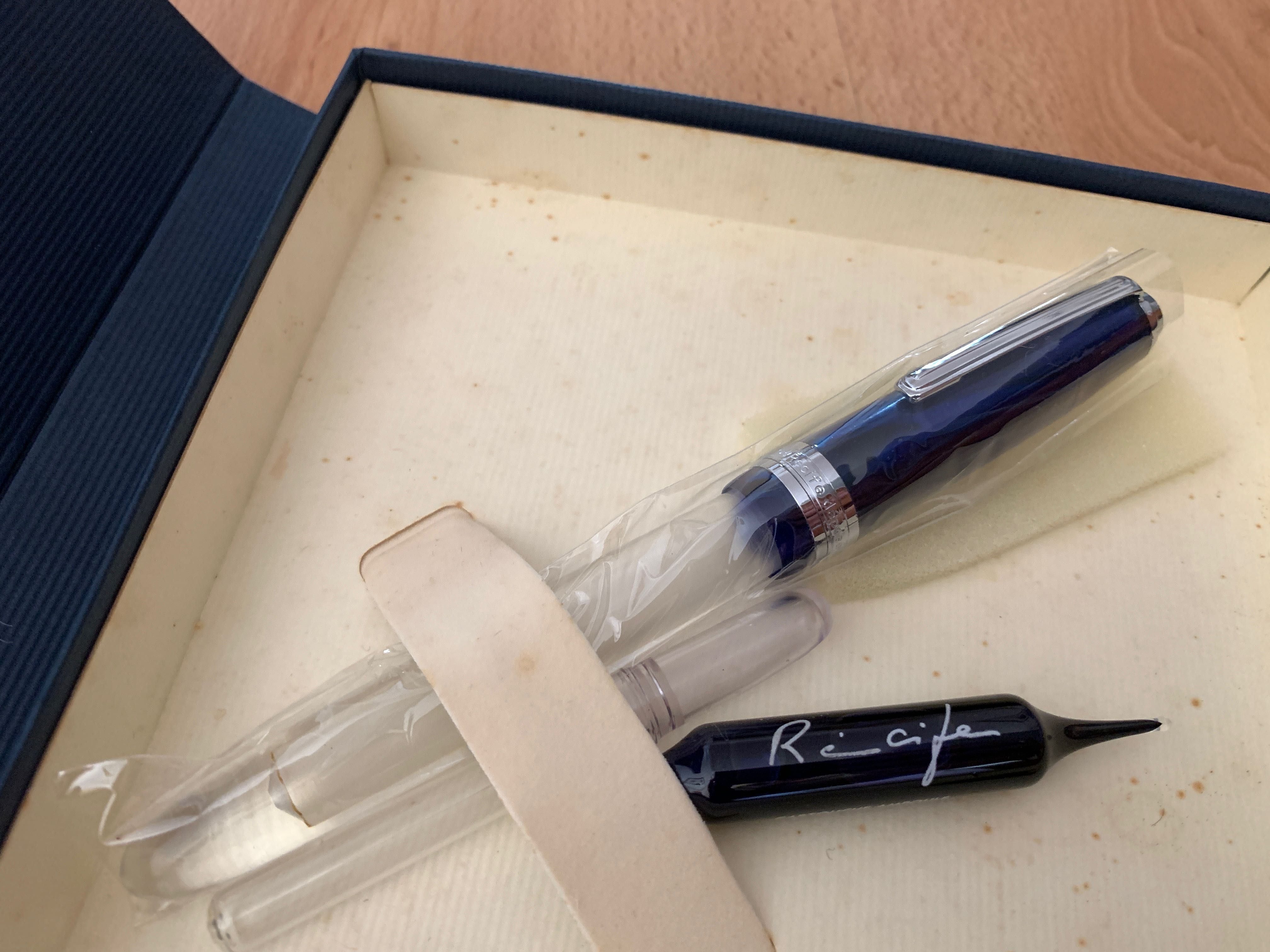 Caneta tinta permanente Recife Amber Crystal azul com inscrição VW