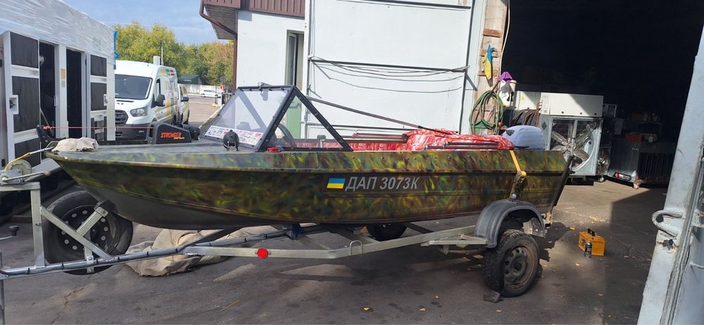 Лодка  КРИМ з лафетом в дуже гарному стані !