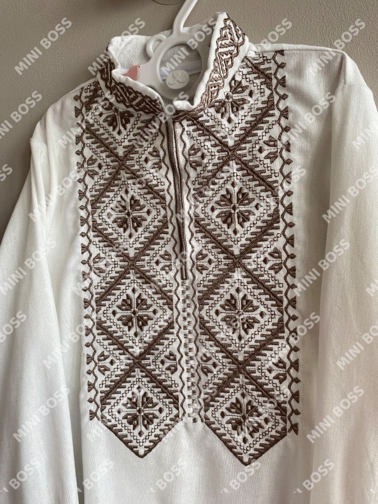 Лляна молочна вишиванка на хлопчика вишита коричнивими нитками