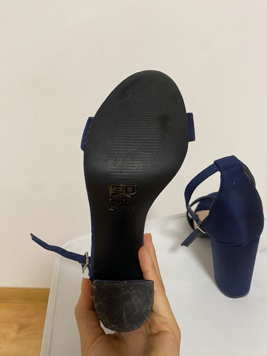 Granatowe zamszowe obcasy szpilki buty na obcasie na słupku z paskiem