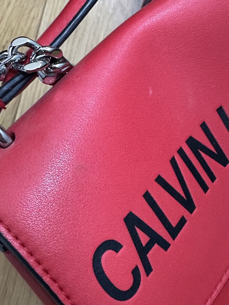 Czerwona torebka calvin klein jeans ck na pasku