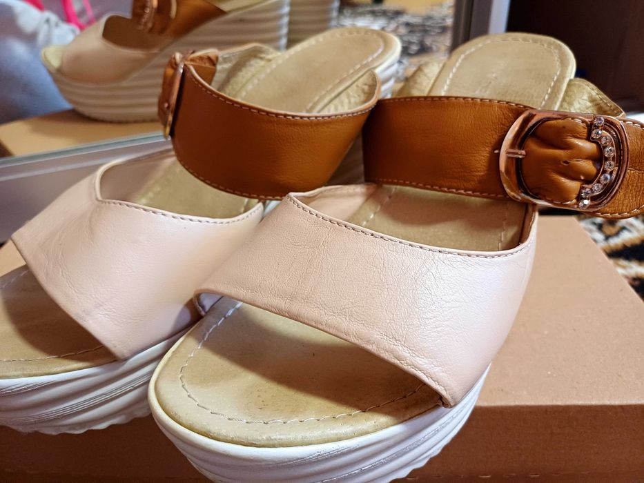 Взуття жіноче капуі шльопанці