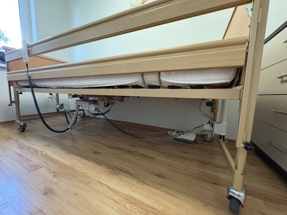 Łóżko rehabilitacyjne z materacem przeciwodleżynowym