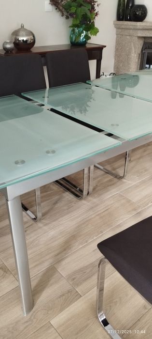 Mesa grande de vidro mais cadeiras