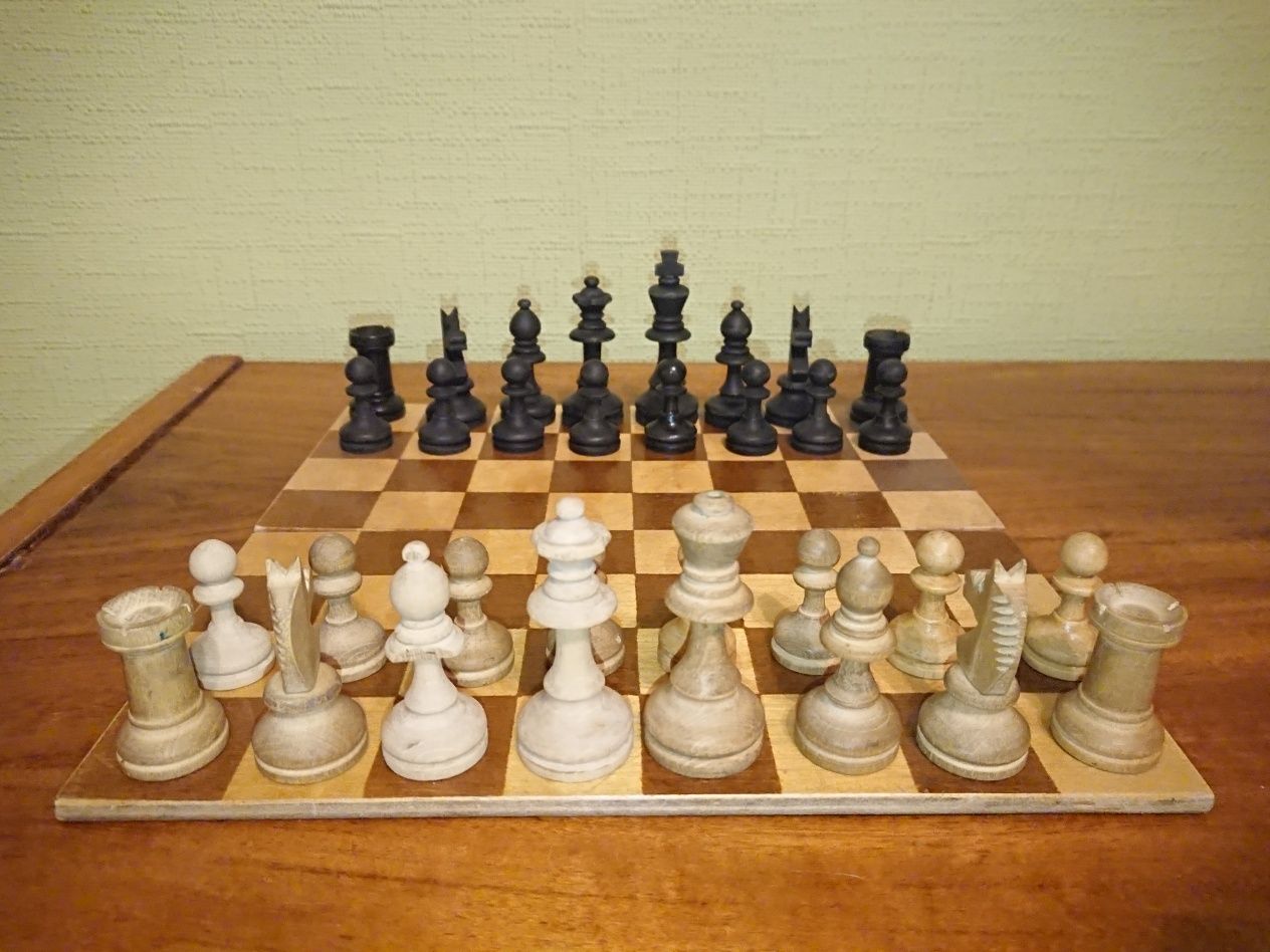 Шахматы деревянные немецкие в коробке шкатулке + доска (прошлый век)