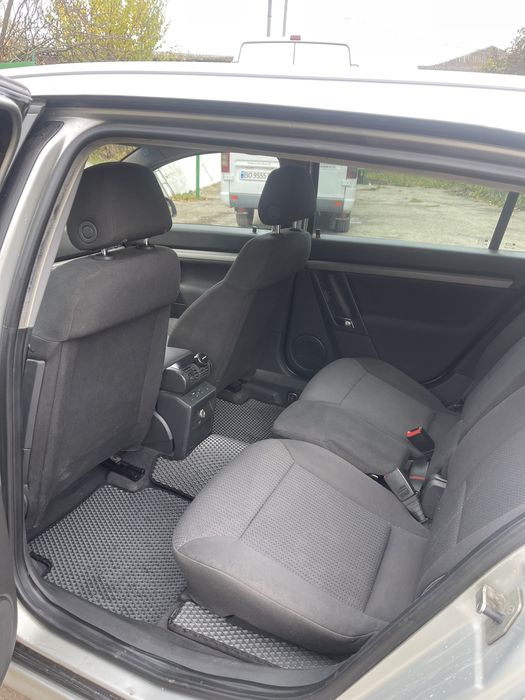 Автомобіль.