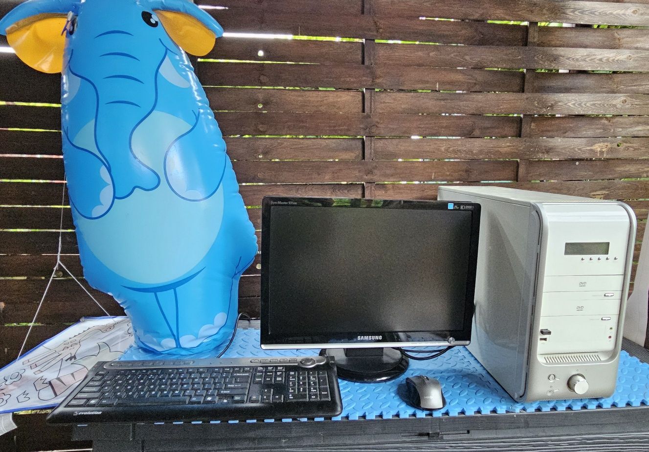 Komputer stacjonarny, monitor Samsung, klawiatura , mysz. Zestaw, win7