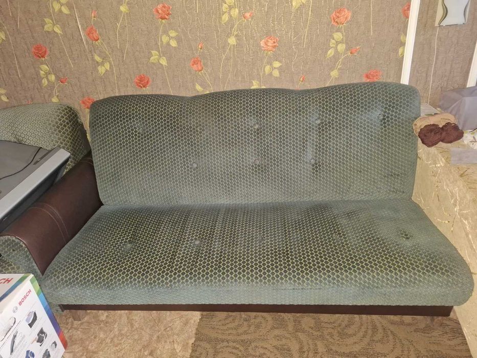 Віддам безкоштовно великий кутовий диван.