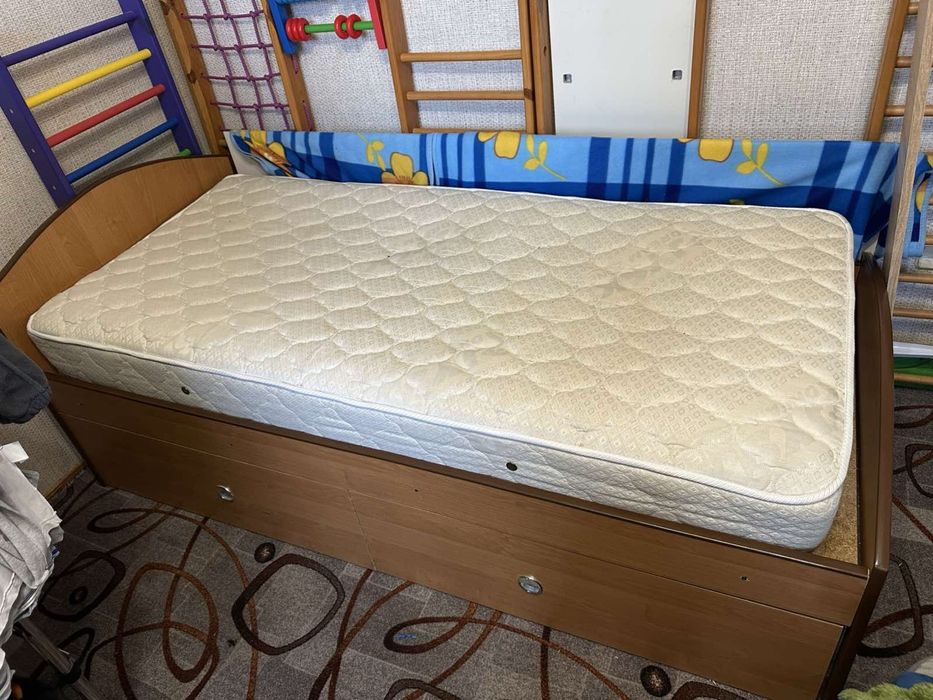 Терміново продам ліжко з двома шухлядами. Спальне місце 90х190,