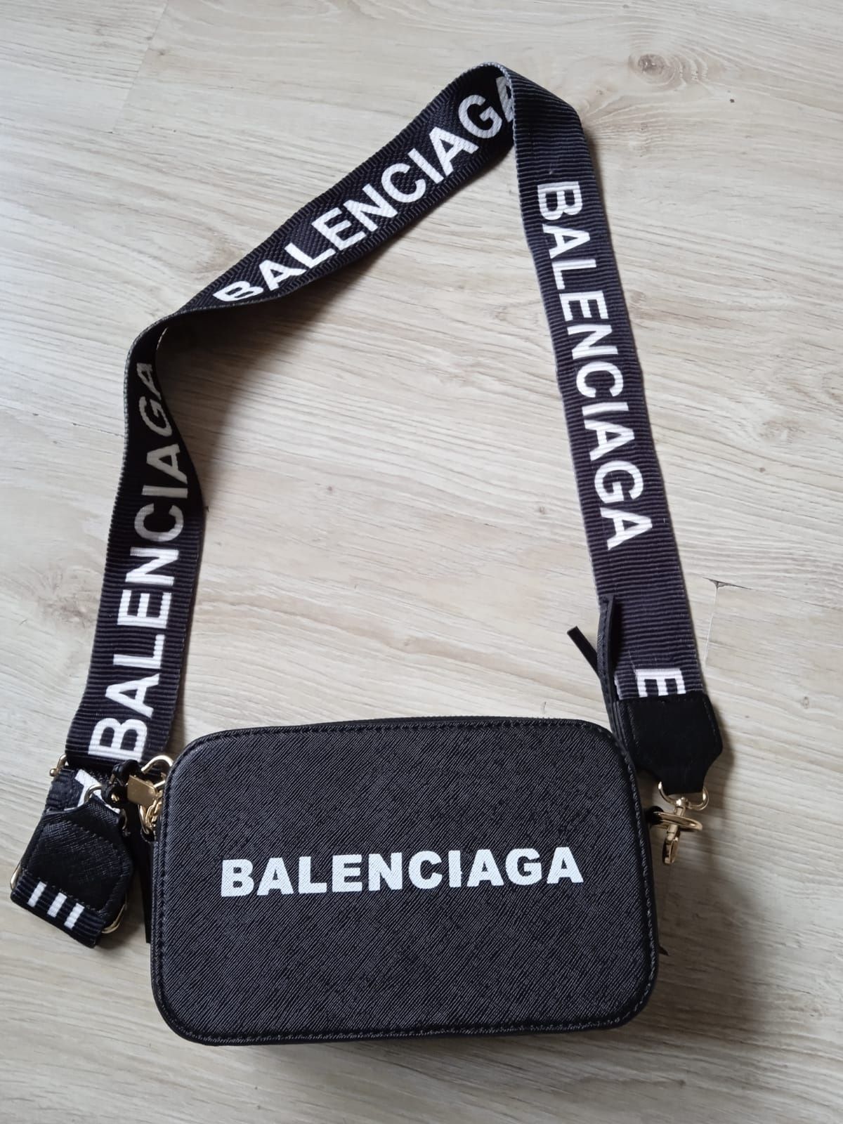 Balenciaga camera cross body torebka