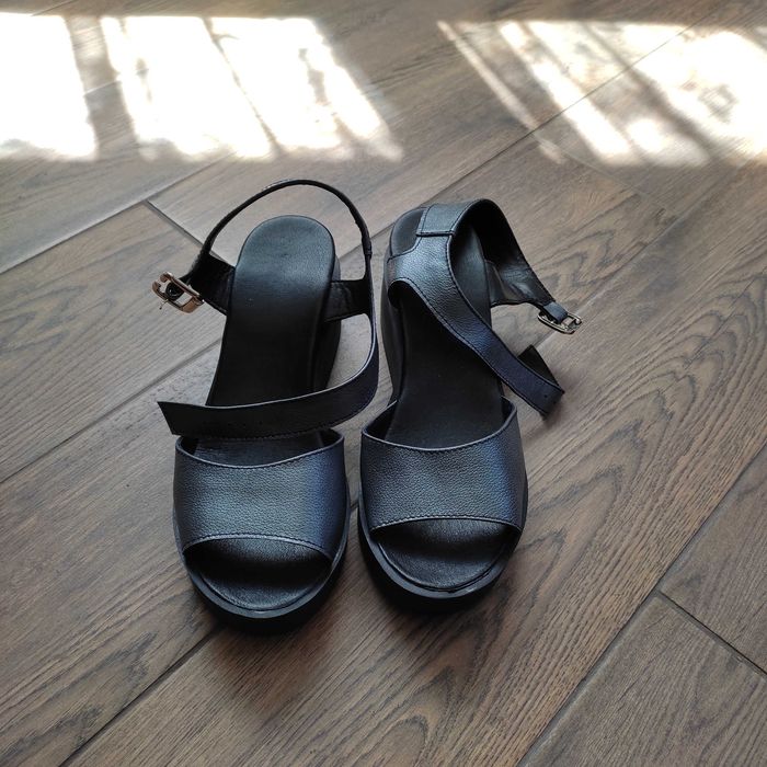 Сандалі, босоніжки