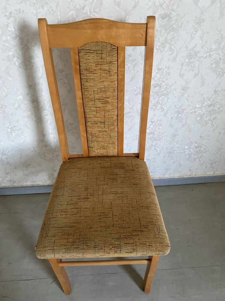 Sprzedam drewniane krzesełka,cena za 4 krzesełka