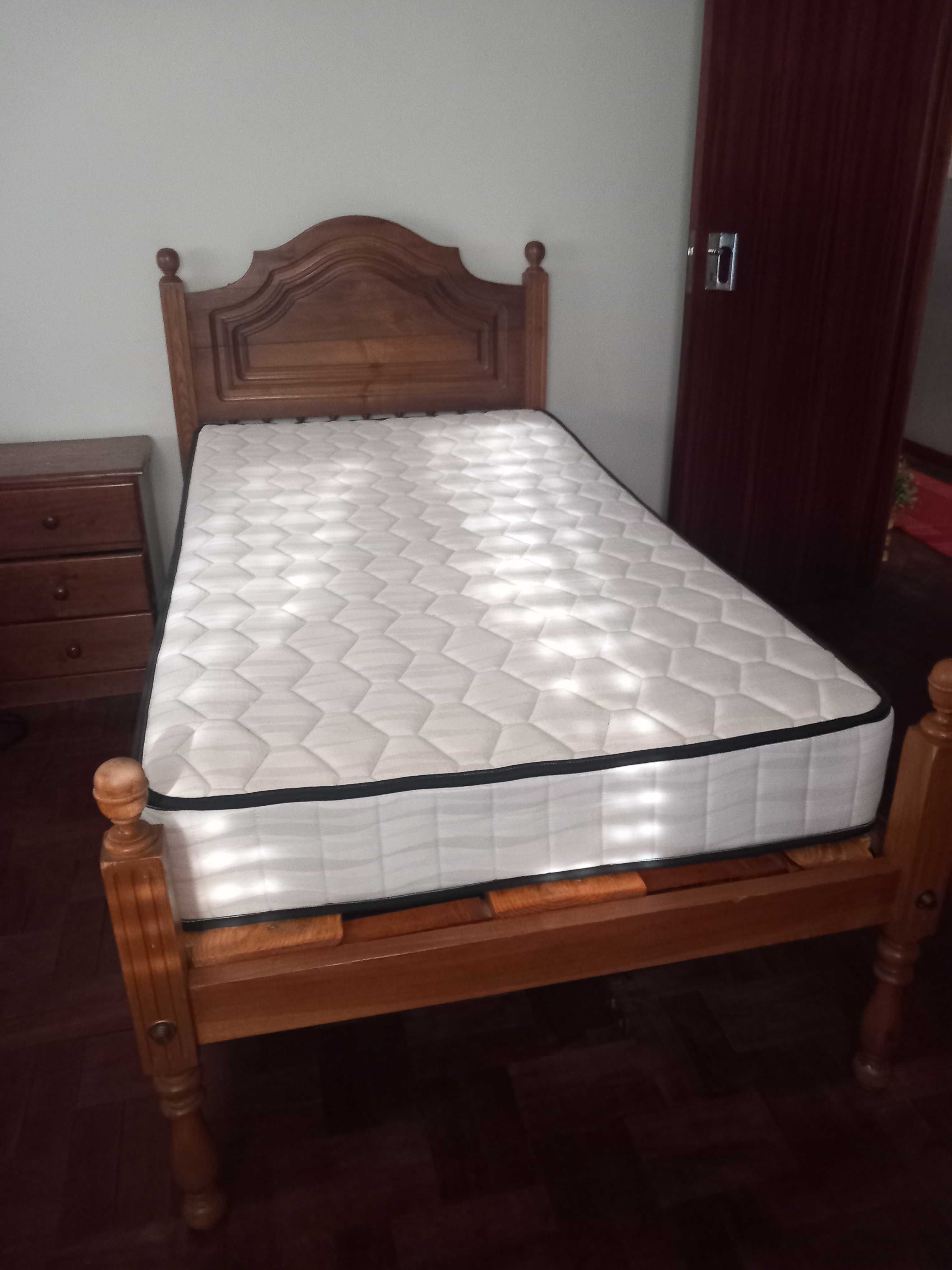 Cama com estrado e colchão
