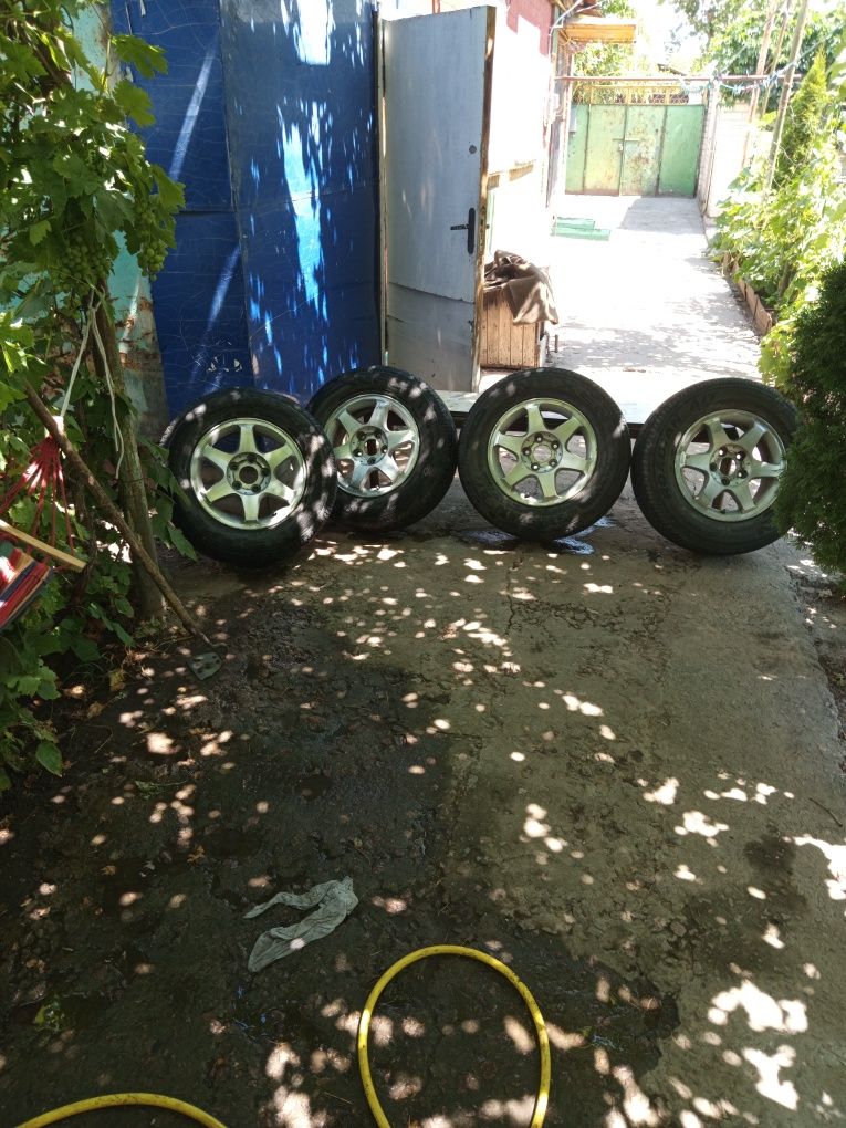 Продам снятые с джипа шины с алюминиевыми  дисками