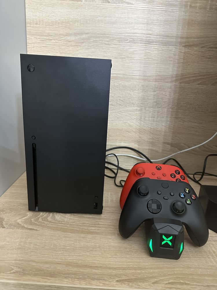 XBox series X + другий геймпад + зарядна станція ( є FIFA24, UFC5 )