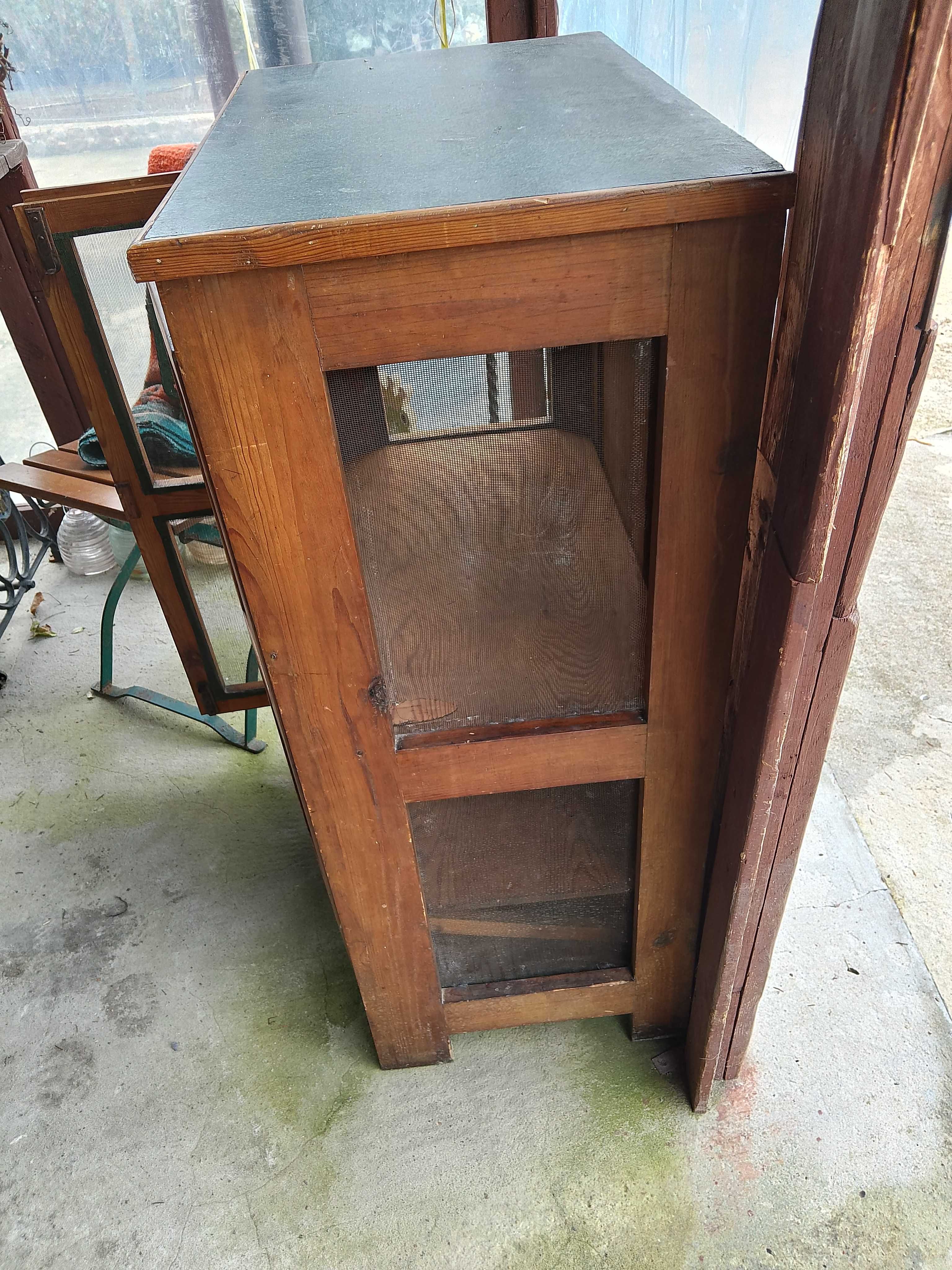 Stara szafka do przechowywania wędliny