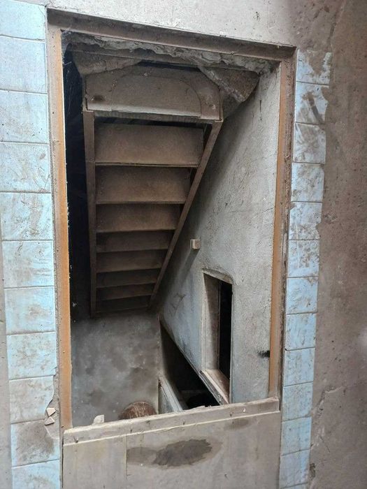 Цегляний гараж з ямою біля Вікторії Гарденс