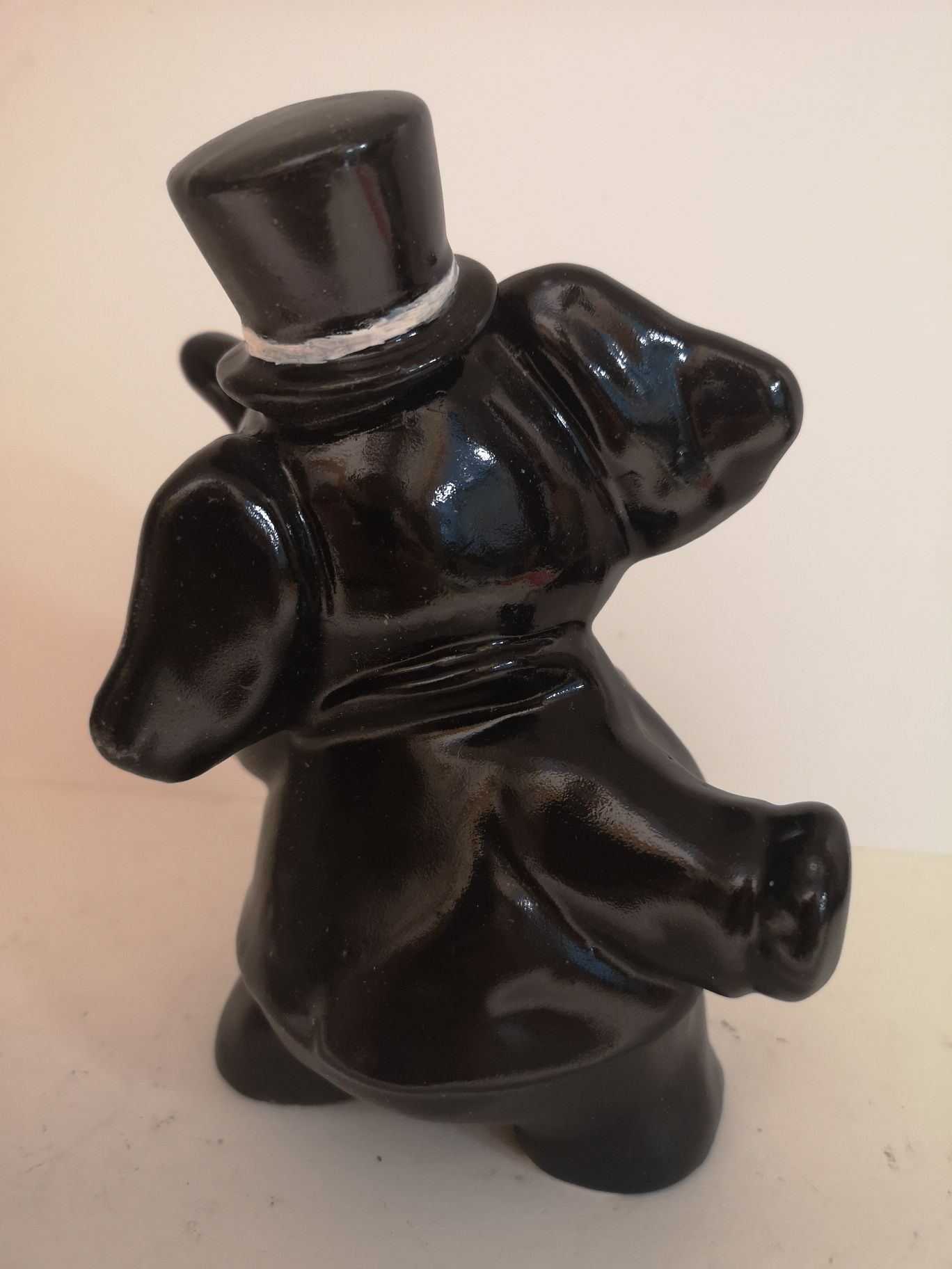 Czarna figurka słonia w cylindrze