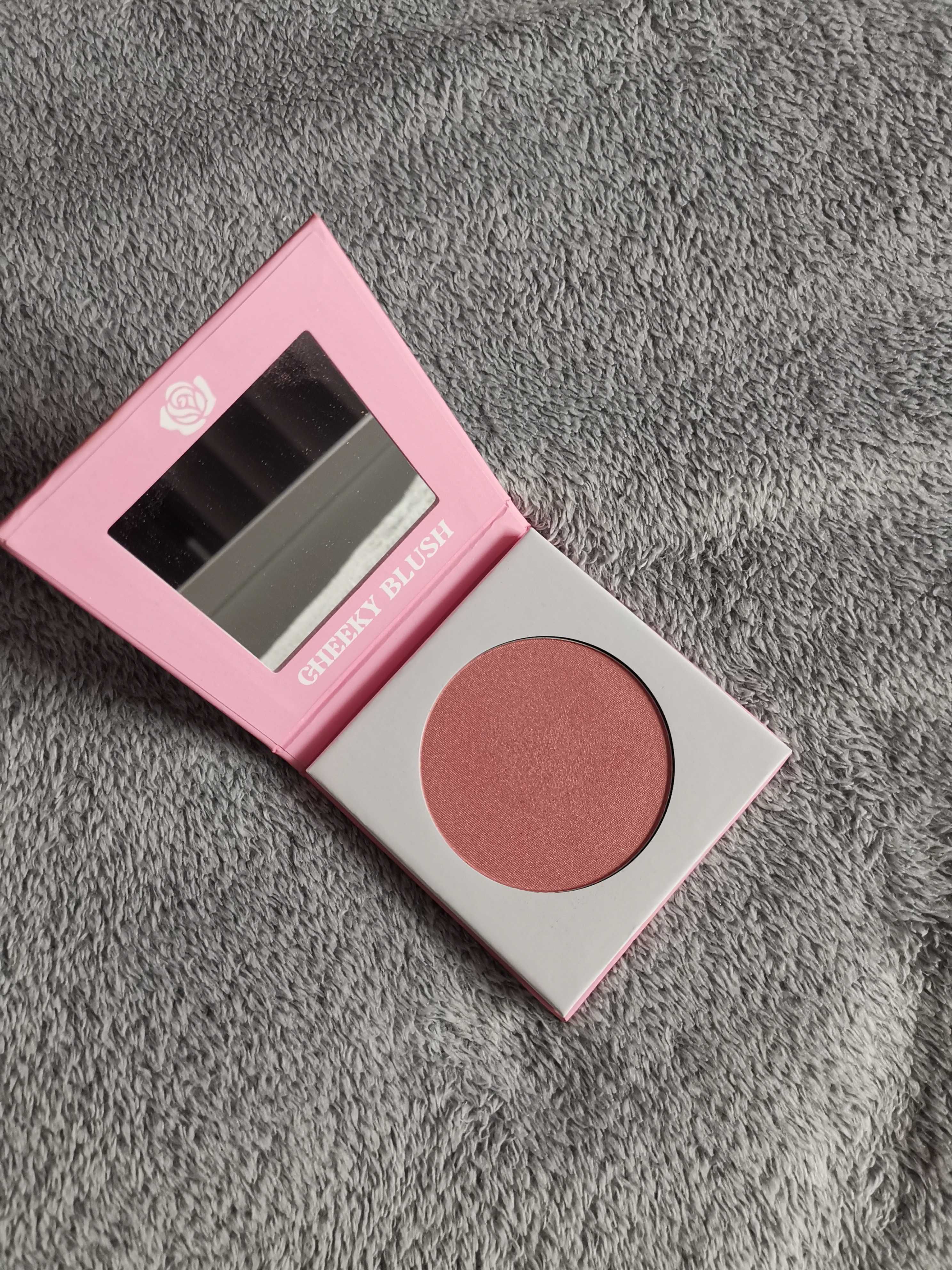 Róż rozświetlający MIYO cheeky blush