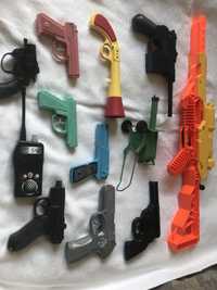 Іграшкова зброя пістолети, автомати, рація, металеві і пластикові, б/в