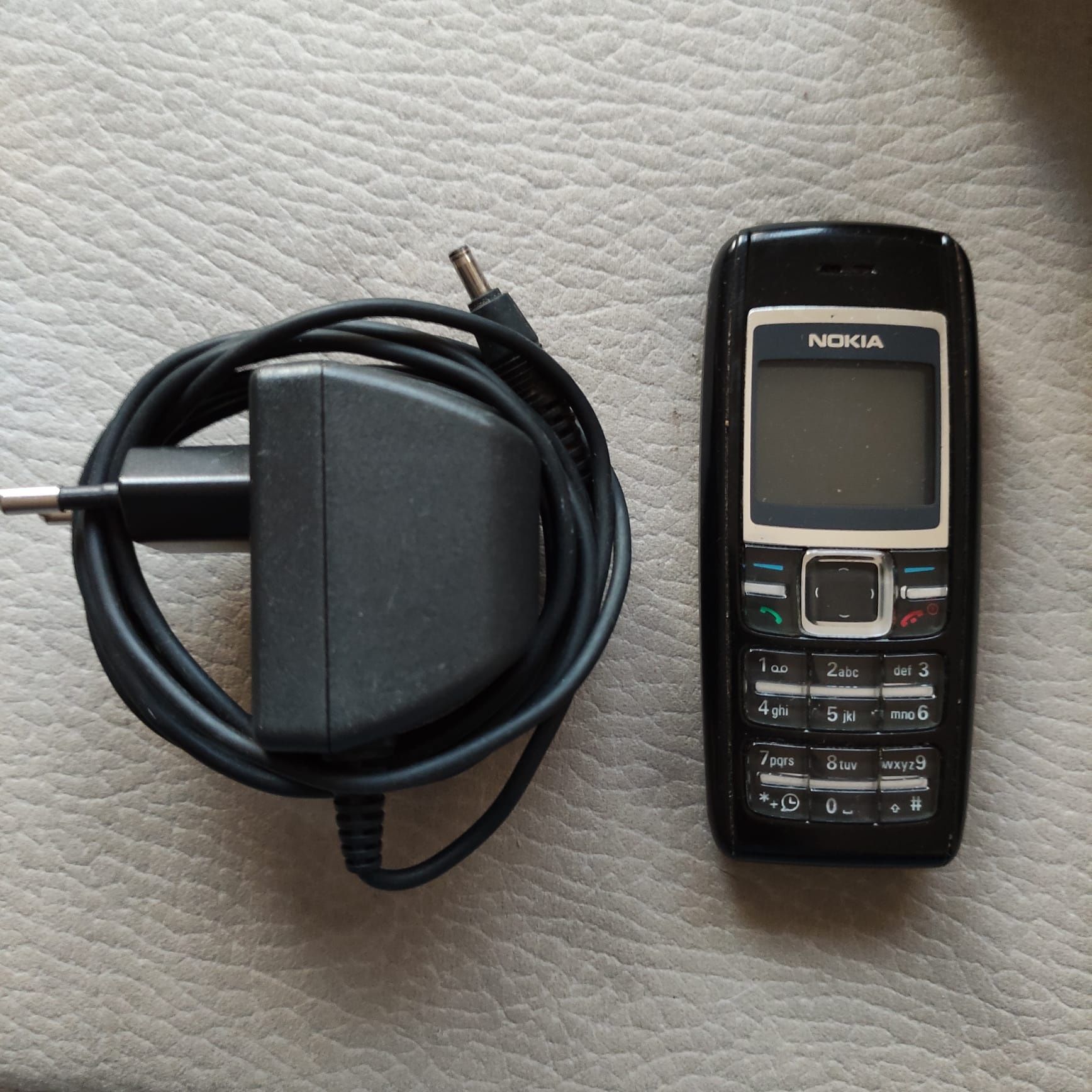 Telemóvel NOKIA RM-305 Modelo 1650 Preto + Carregador