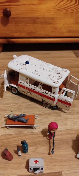 Domek, ambulans Masza i niedźwiedź