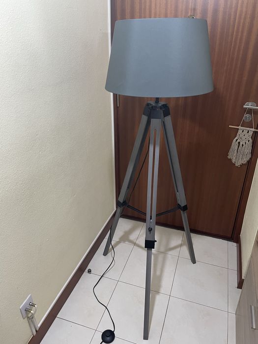 Candeeiro de pé cinza