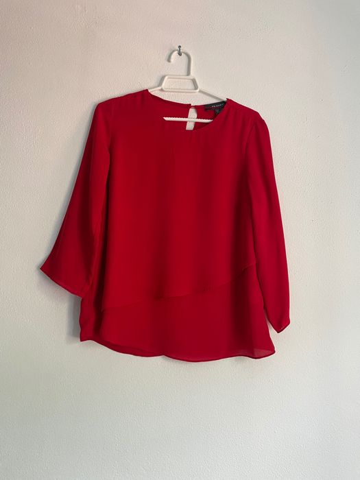 Blusa vermelha com assimetrias