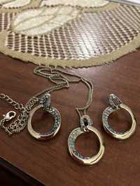 Komplet biżuterii : kolczyki i wisiorek na łańcuszku