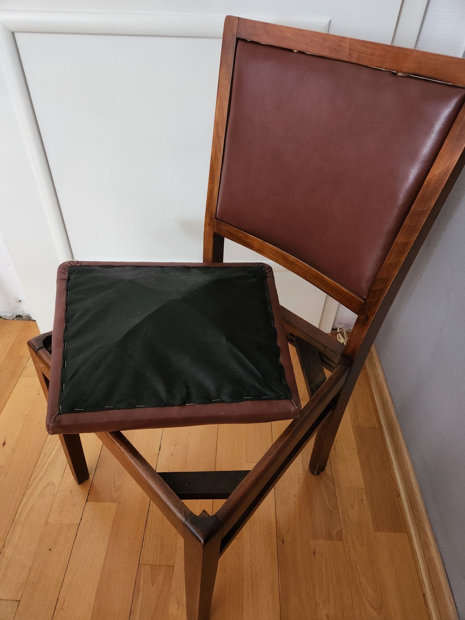 Sprzedam drewniane krzesła 6 szt. obicie skórzane po renowacji