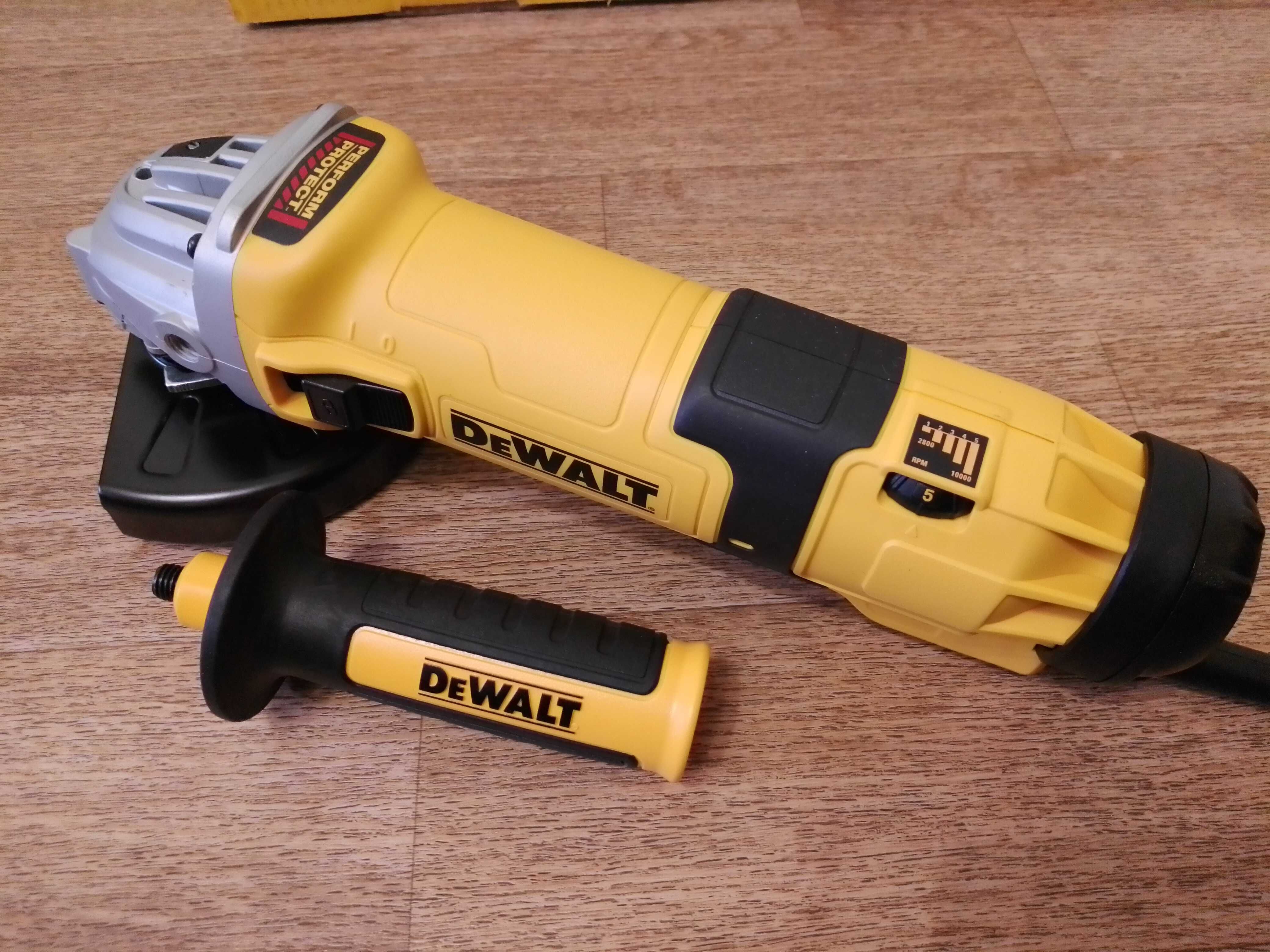 Шліфмашина кутова-болгарка DeWALT DWE4257 (1.5Кв,2800-10т.об/хв,2.5кг)