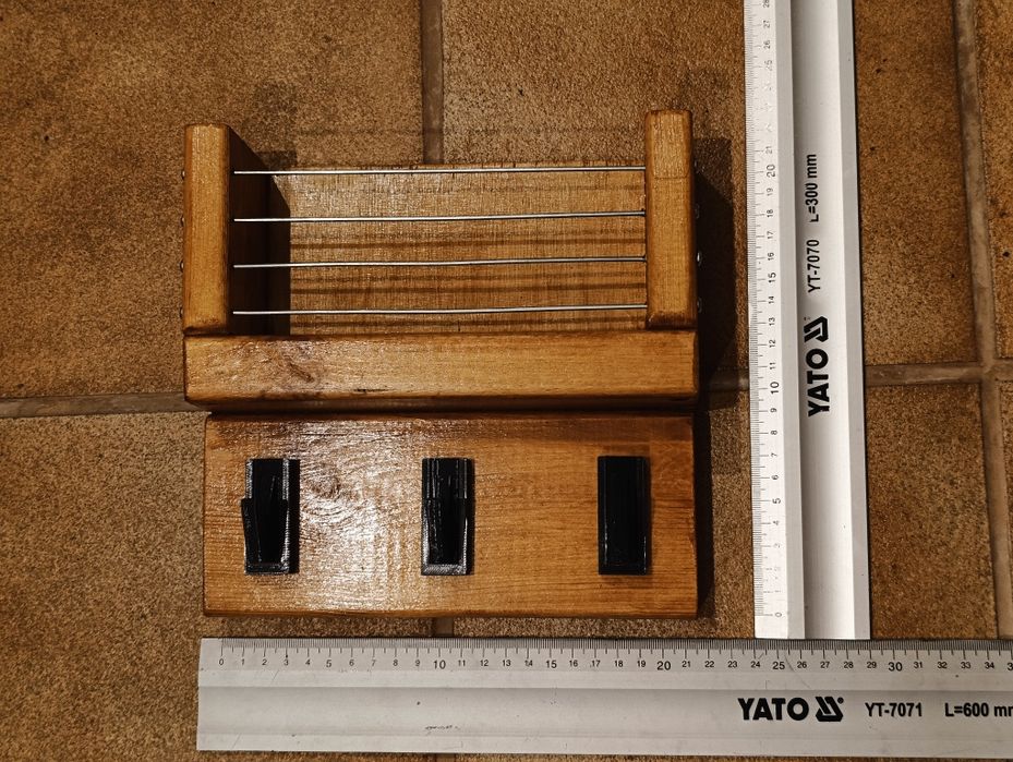 Drewniany wieszak na klucze z półką