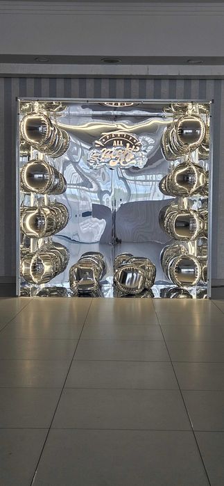 Wynajem Mirror Box srebrny, idealny jako FotoBox do robienia zdjęć