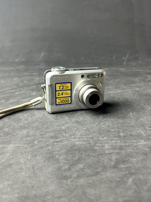 Sony Cyber‑Shot DSC‑S700 у робочому стані.