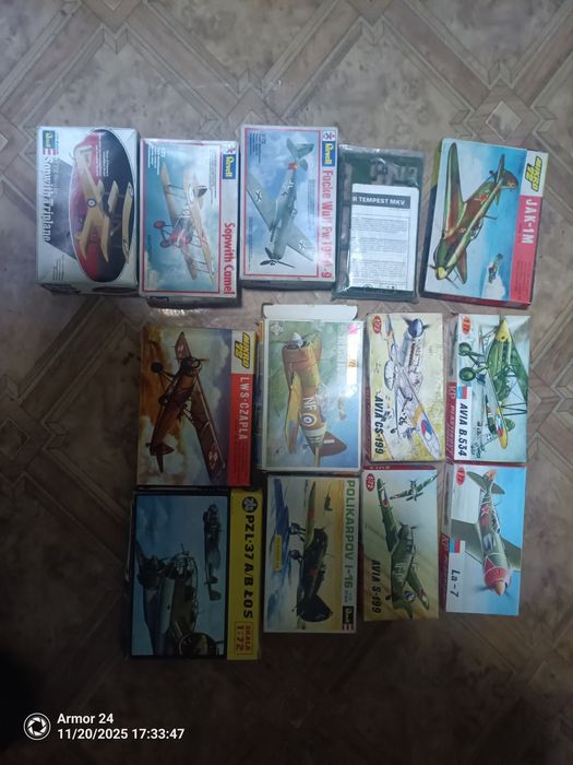 Модели самолётов 19 штук.