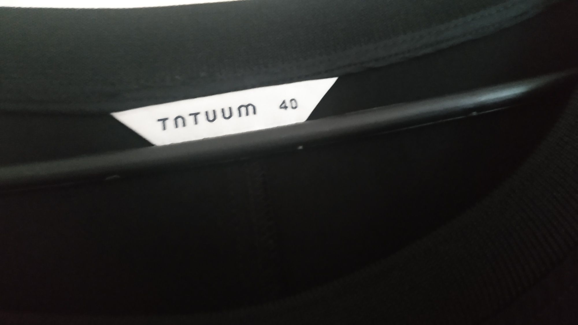 Czarna damska sportowa sukienka z białymi wstawkami firmy Tatuum 40