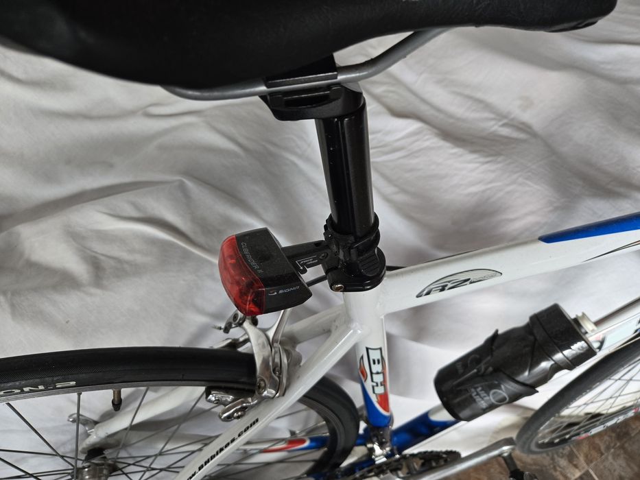 Bicicleta de estrada BH 
De sete velocidades a trás e duas a frente.
E