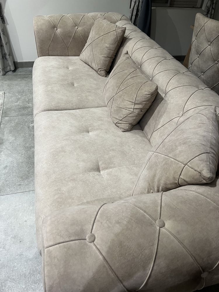 Sofá bege de 3 lugares