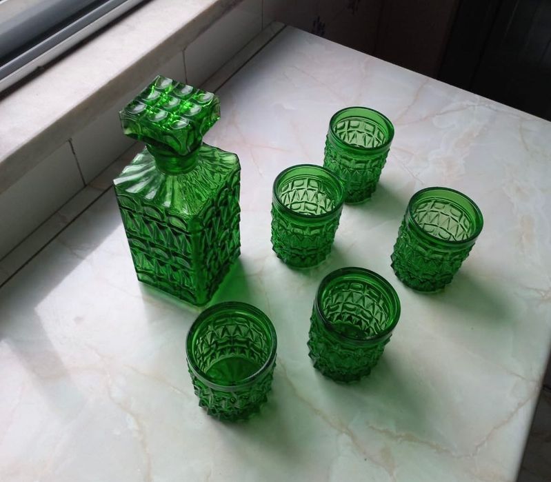 Garrafa de licores e digestivos com 5 copos