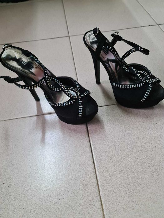 Sapato para Senhora Preto C/ Brilhantes - Tamanho 37