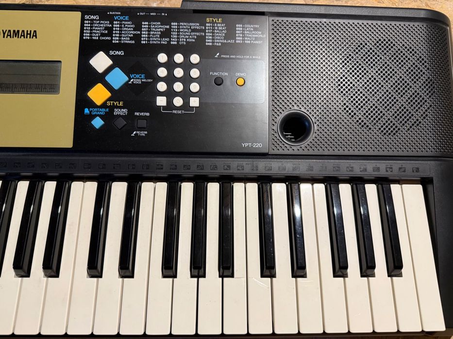 Keyboard Yamaha YPT-220 + stojak i pulpit