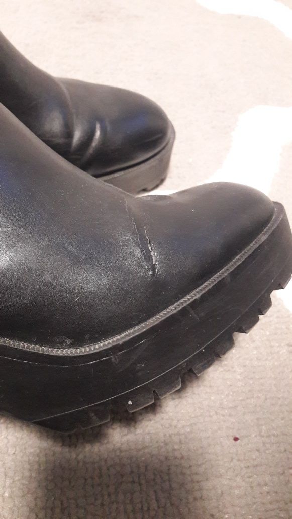 Czarne botki na grubym obcasie i podeszwie traktorowej Pull&Bear 39