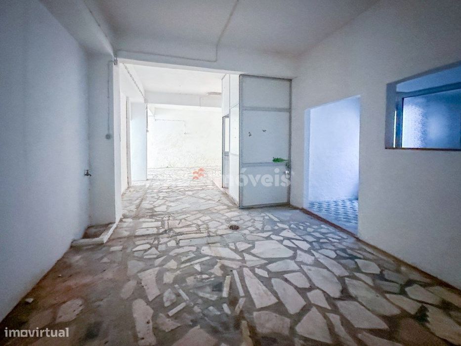 Loja situada na zona Norte do Entroncamento, situada perto do centr...