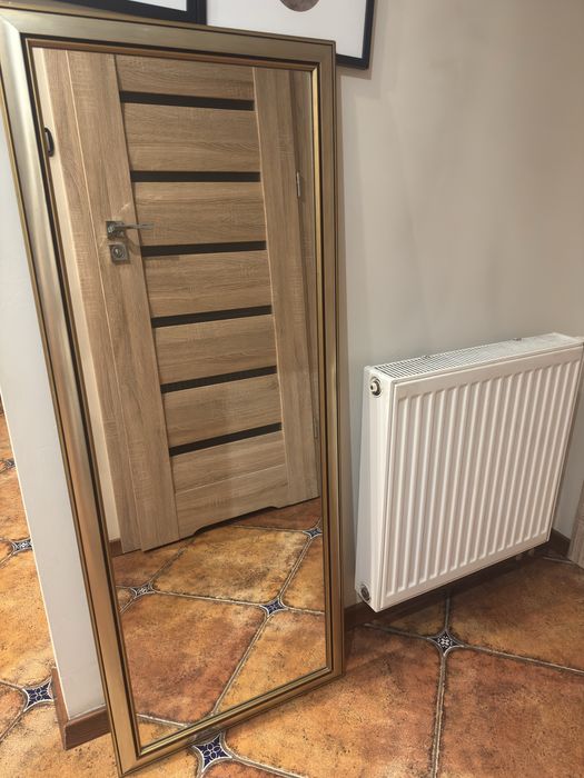 Lustro w złotej ramie