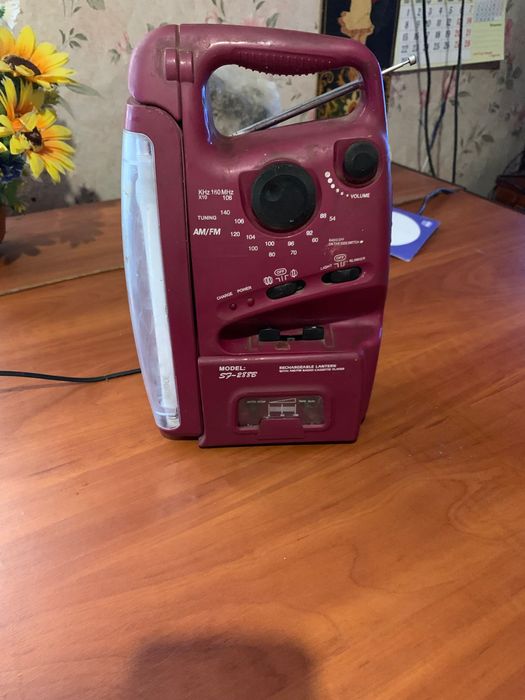 Лампа-фонарь с AM/FM-радио и кассетным плеером, модель SF-2888.