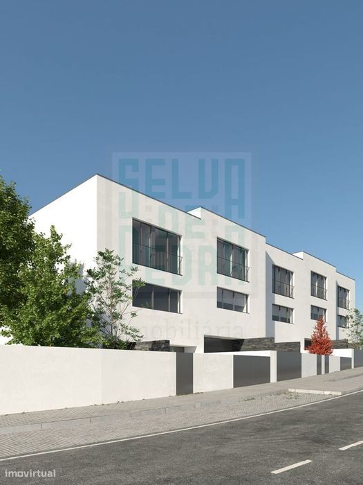 Moradia de 3 frentes V4 Famalicão