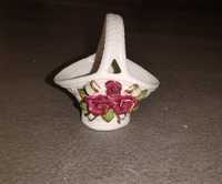 Porcelanowy koszyczek z kwiatami