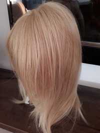 Peruka blond z jaśniejszymi pasemkami